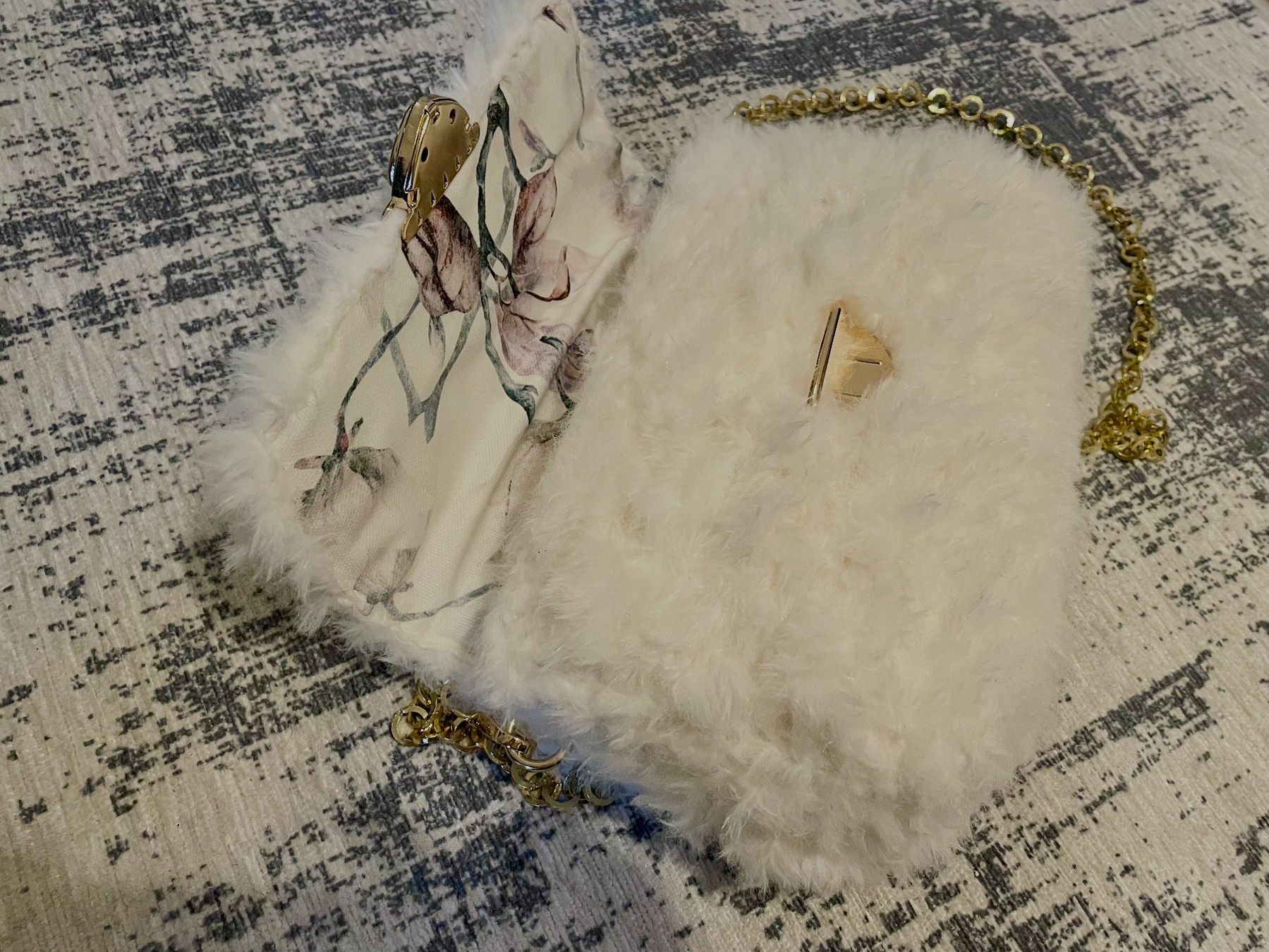 Borse da donna: White Faux Fur Bag – Nuovo (secondo la descrizione) da Chiasso venduto da Er_Mon 5