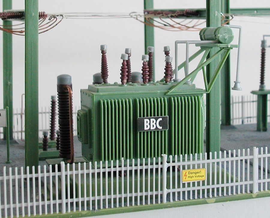 Modellini di ferrovie: BBC Transformator-Anlage zu Spur H0 – Usato da Oberwil BL venduto da Klang 4