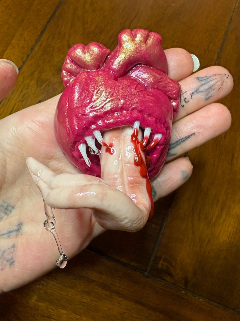 Statuette: Sofie’s World Heart Eater Magnet – Nuovo (secondo la descrizione) da Erlinsbach SO venduto da sofieee