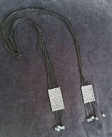 Kette mit weissen Strasssteinen