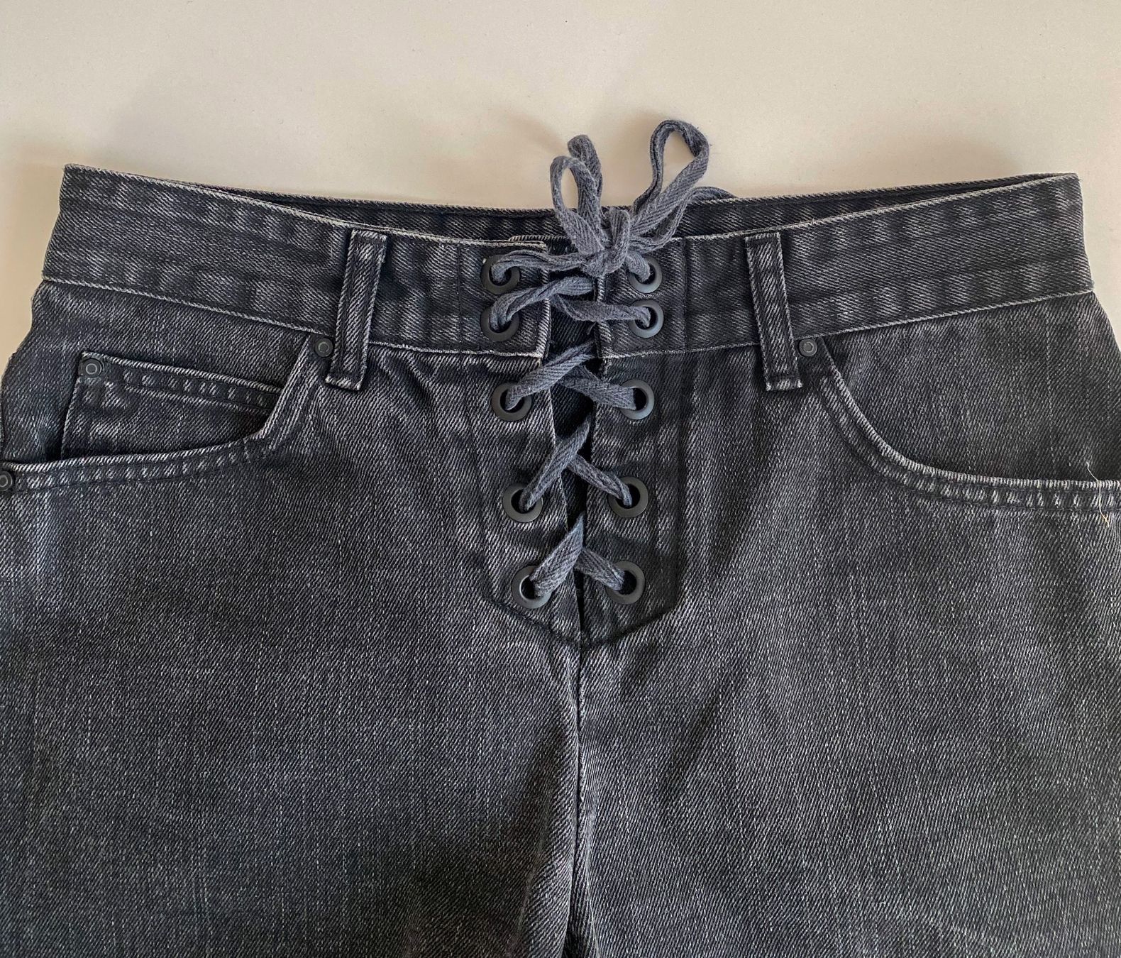 Pantaloni: SHOULDER Denimshorts – Usato da Jona venduto da vanessasupermarket20 3