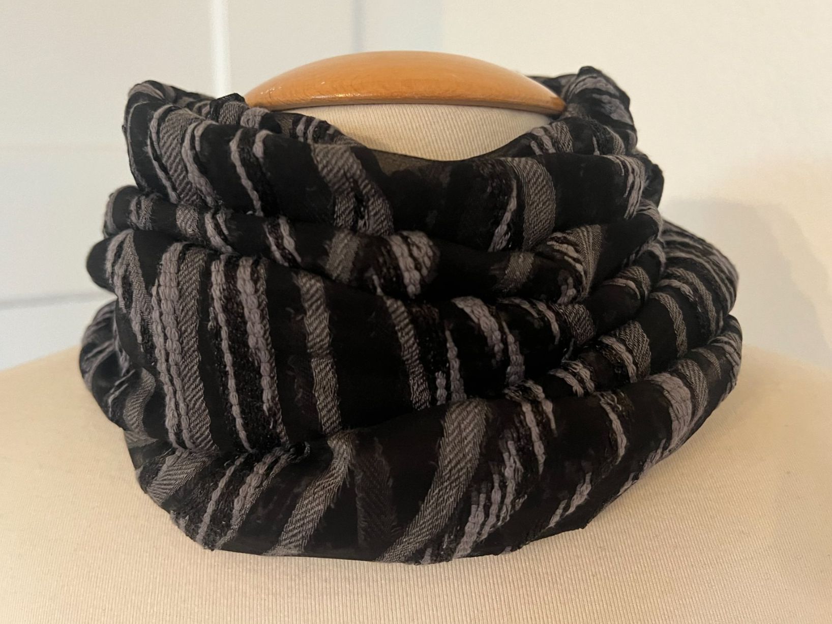 Colora Foulard & Sciarpe: Colora Schal, Schwarz/Grau, NEU – Nuovo (secondo la descrizione) da Worb venduto da farben20zauber