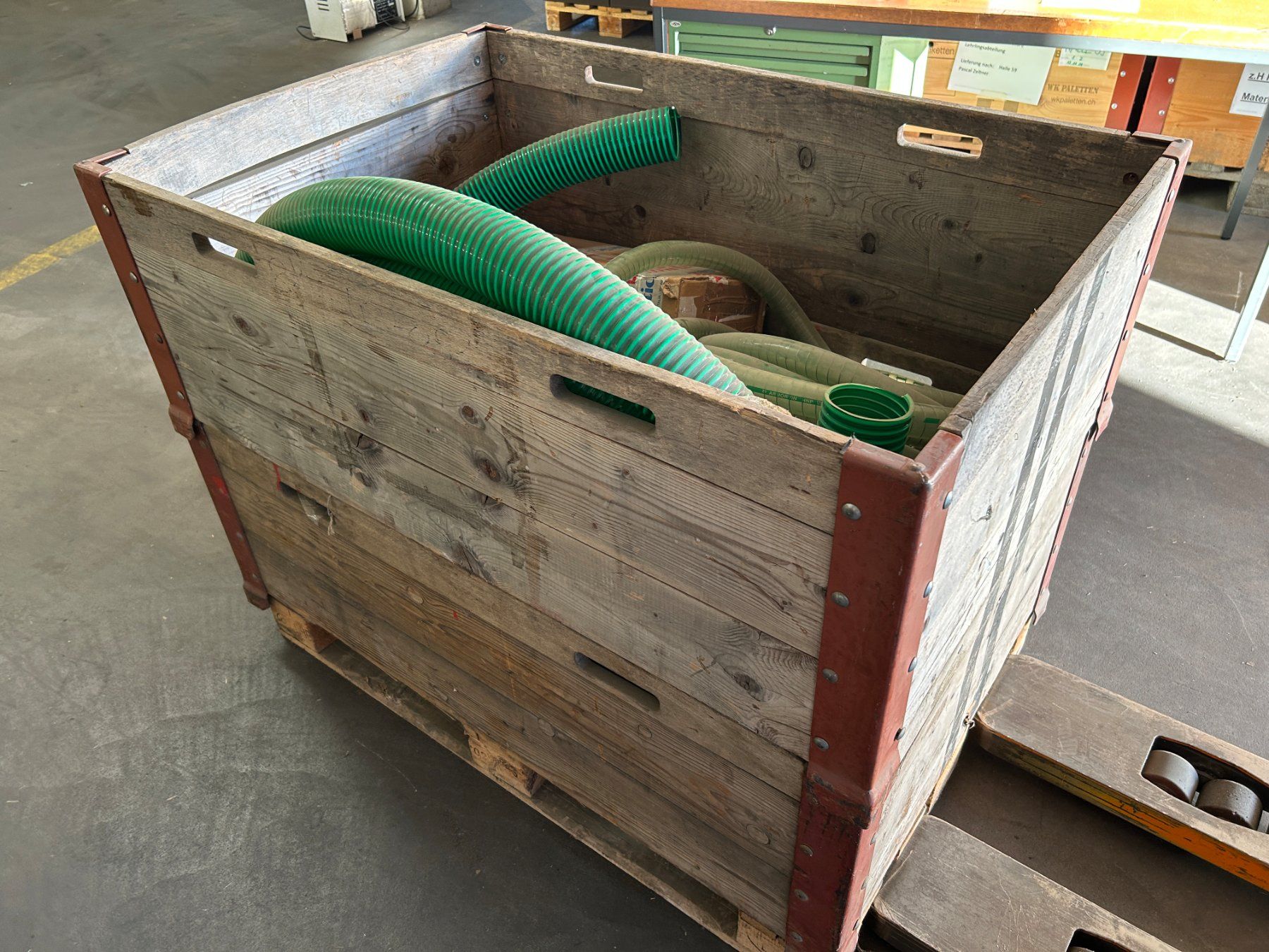 Tuyaux & tubes: Grosser Posten Schläuche – D'occasion à Zofingen par Maschinenfabrik