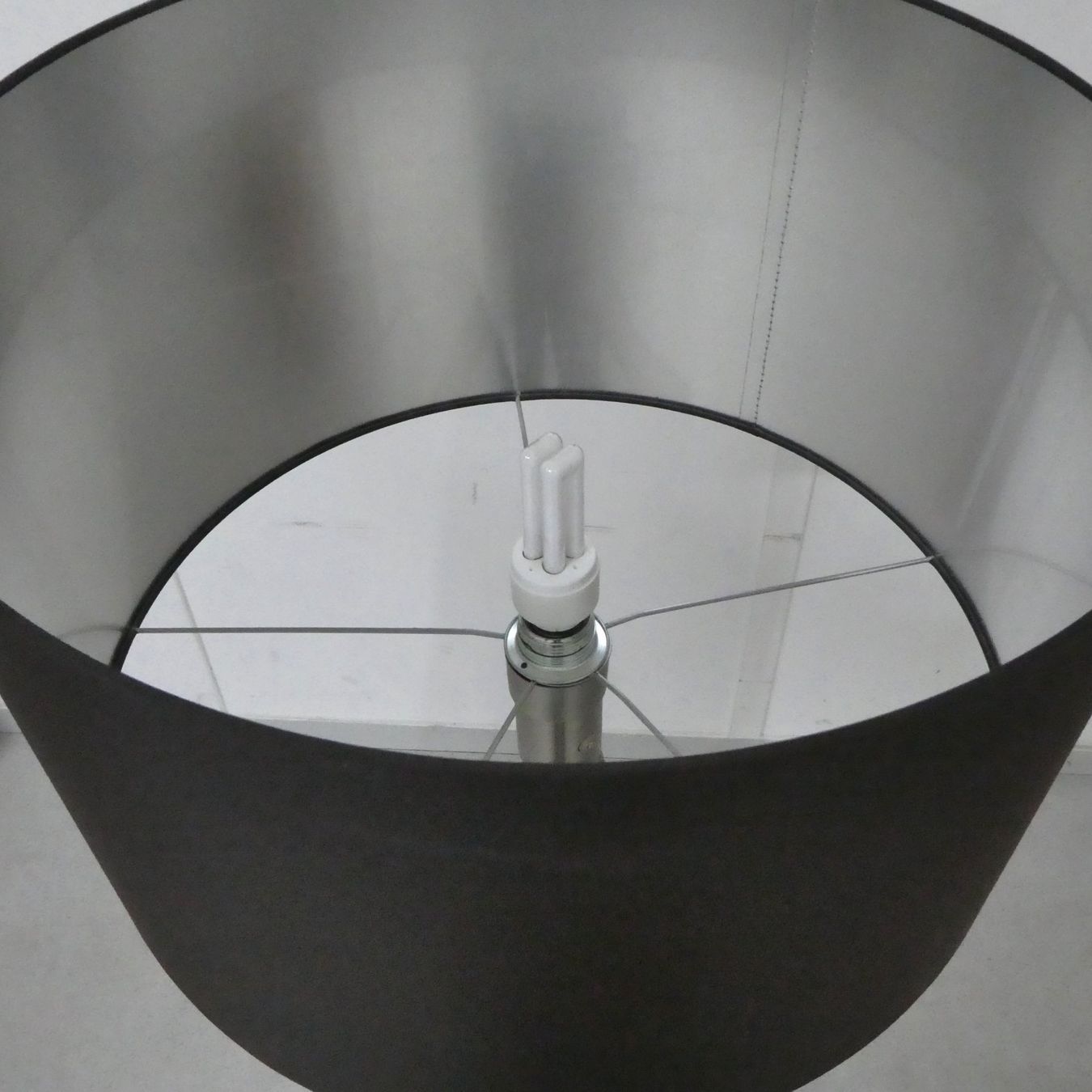 Lampes: Stylische Tripod Stehlampe E27 – D'occasion à Volketswil par brockipfannenstil 2