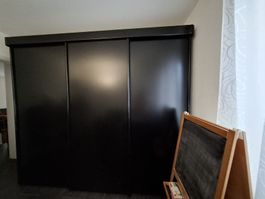 Schwarzer Schiebetürenschrank