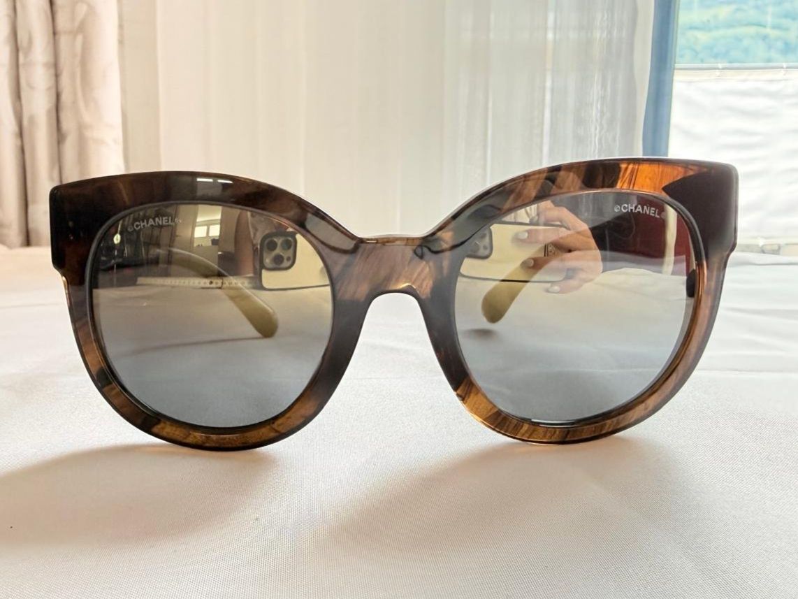 Chanel Brillen & Gläser: Chanel Sonnenbrille mit schwarzen CC Logo – Neu (gemäss Beschreibung) aus Oberarth von SSS.