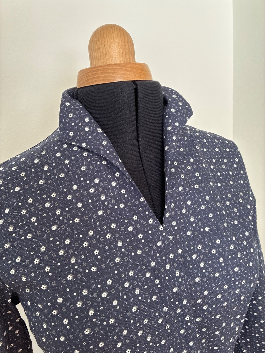Camicette: Kelchkragenbluse von Herringbone Gr. 38 – Usato da Davos Platz venduto da nanigl 1