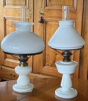 2 lampes à pétrole en opaline blanche