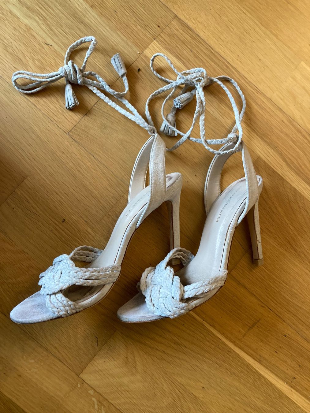 Zara Scarpe da donna: Soft Suede off-white Zara Sandals, size 37 – Usato da Luzern venduto da AM2nd
