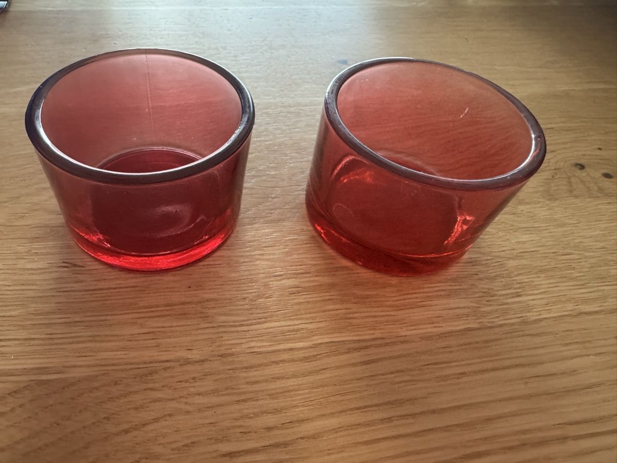 Portacandele: 2 rote Teelichtkerzenhalter – Usato da Winkel venduto da Schorley