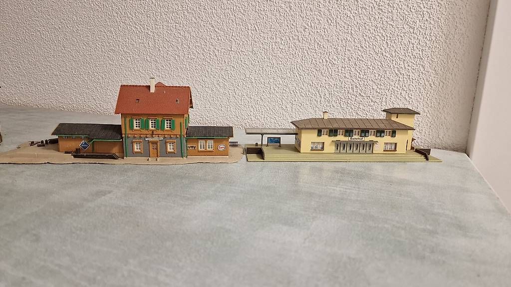 Modellini di ferrovie: 3 Modelleisenbahn Bahnhof vermutlich spur N – Usato da Hasle LU venduto da luc_9pxg