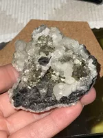 Dekorative Mineralstufe mit Pyrit, Calcit/Dolomit & Erzminer