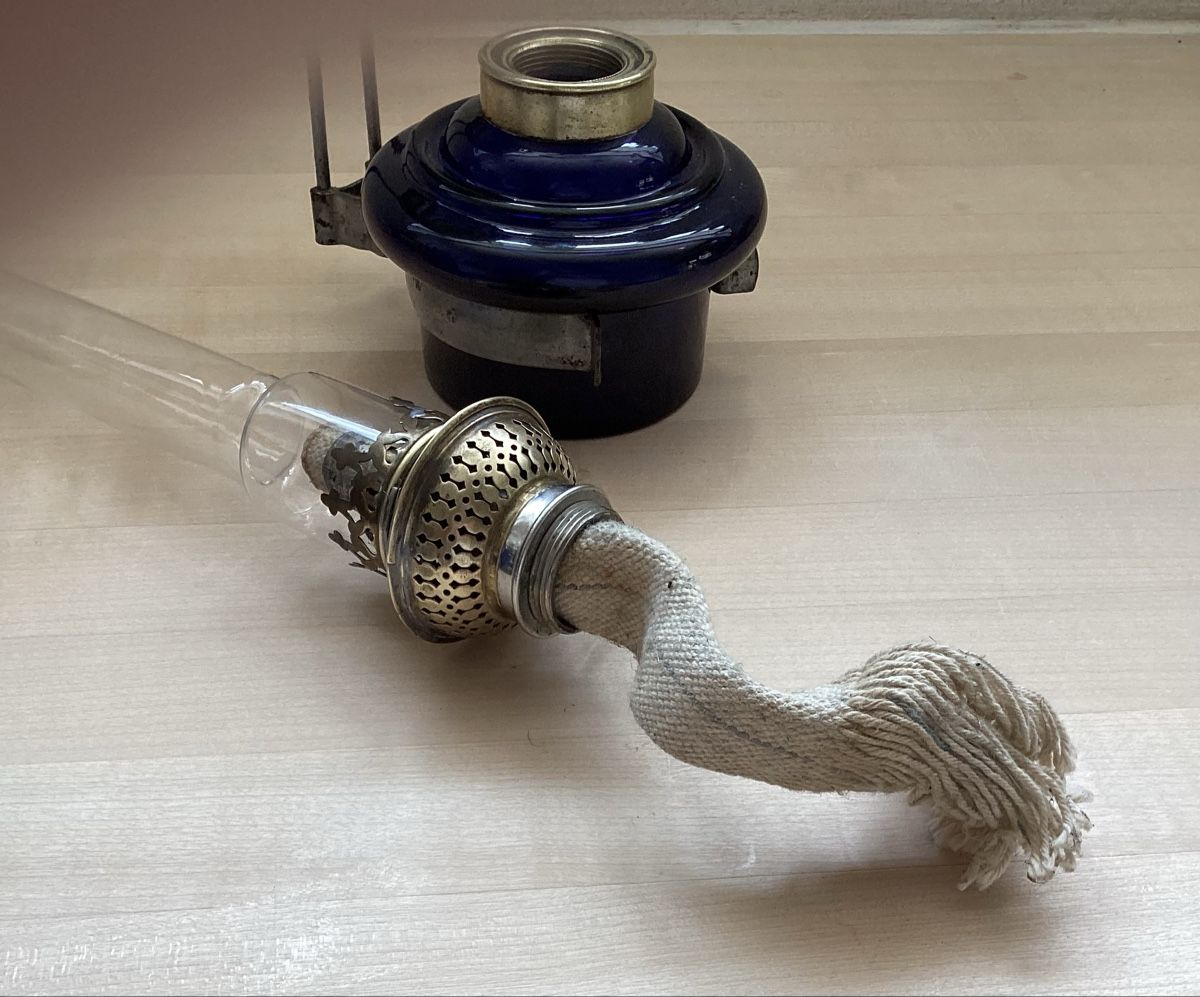 Lampen: Petrollämpchen mit Glasbehälter aus blauem Glas – Gebraucht aus Lenzburg von dbr_hf8w 2