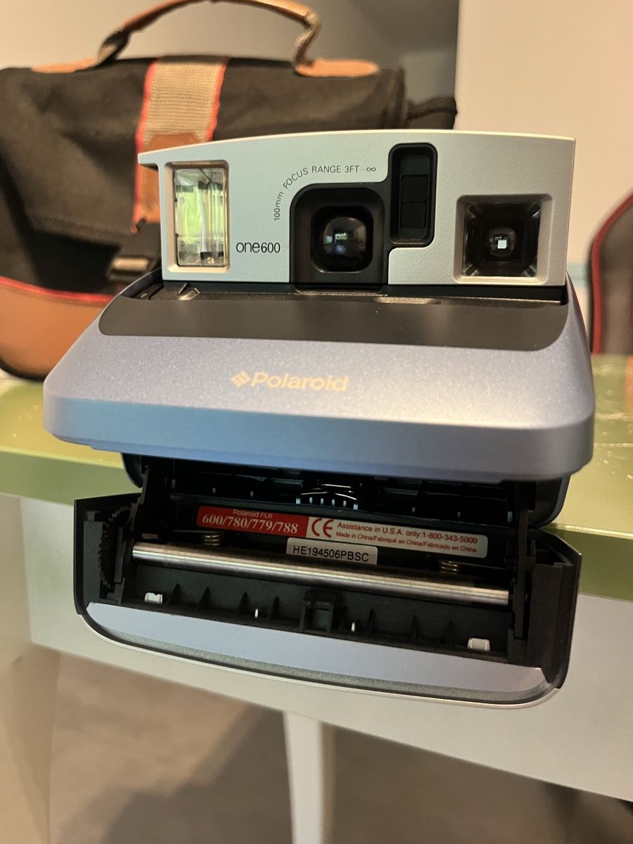 Polaroid Fotocamera: Fotocamera Polaroid One 600 bicolore con borsa – Usato da Pambio-Noranco venduto da val_97q2 3