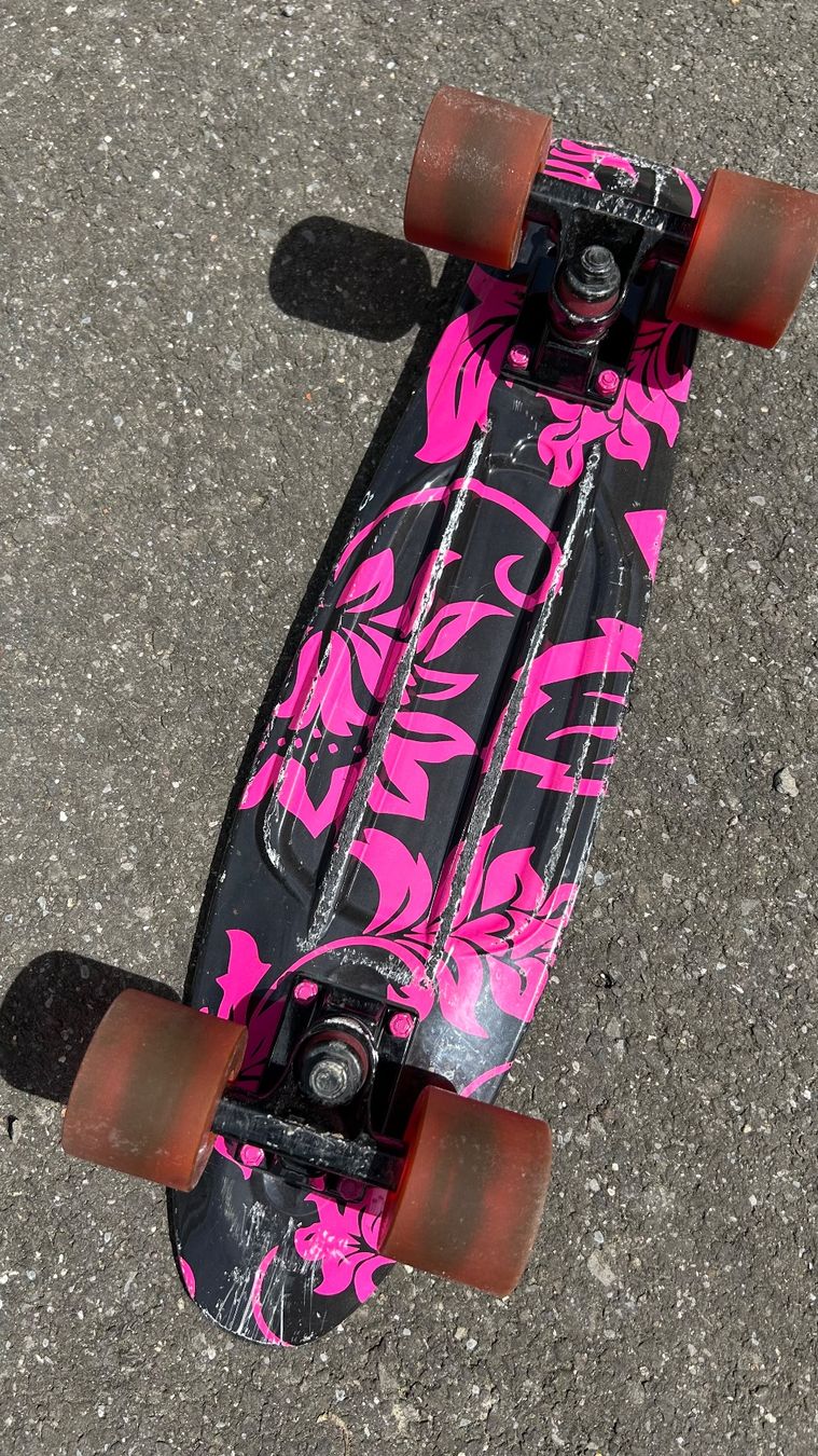 Penny Skateboards Skateboards: Penny Board mit pinkem Blumenmuster – Usato da Cham venduto da PanAm06 1