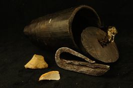 Seltene Zunderdose aus Horn um 1800. Komplett!