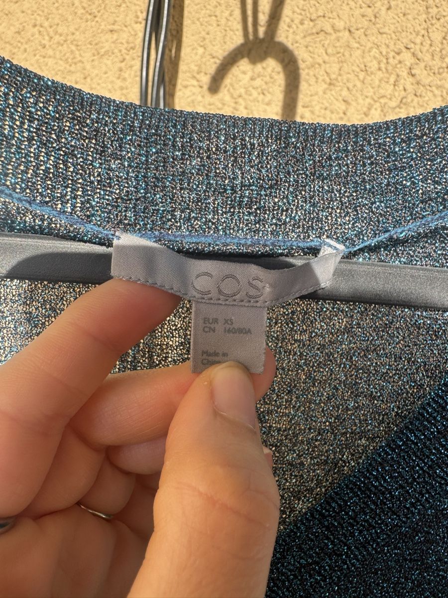 Cos Tops: Glitzerndes Oberteil von COS Glitzerpulli – D'occasion à Zürich par lad_lv9c 1