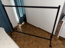 schwarze Kleiderstange aus Metall