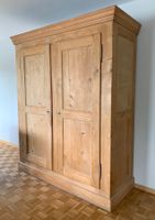sehr geräumiger Bauernschrank mit Tablaren (Tanne abgelaugt)