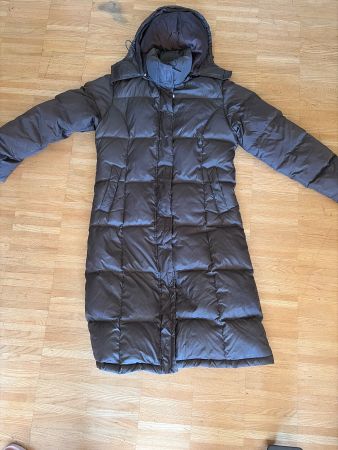 Lange Winterjacke in Braun mit abnehmbarer Kapuze.