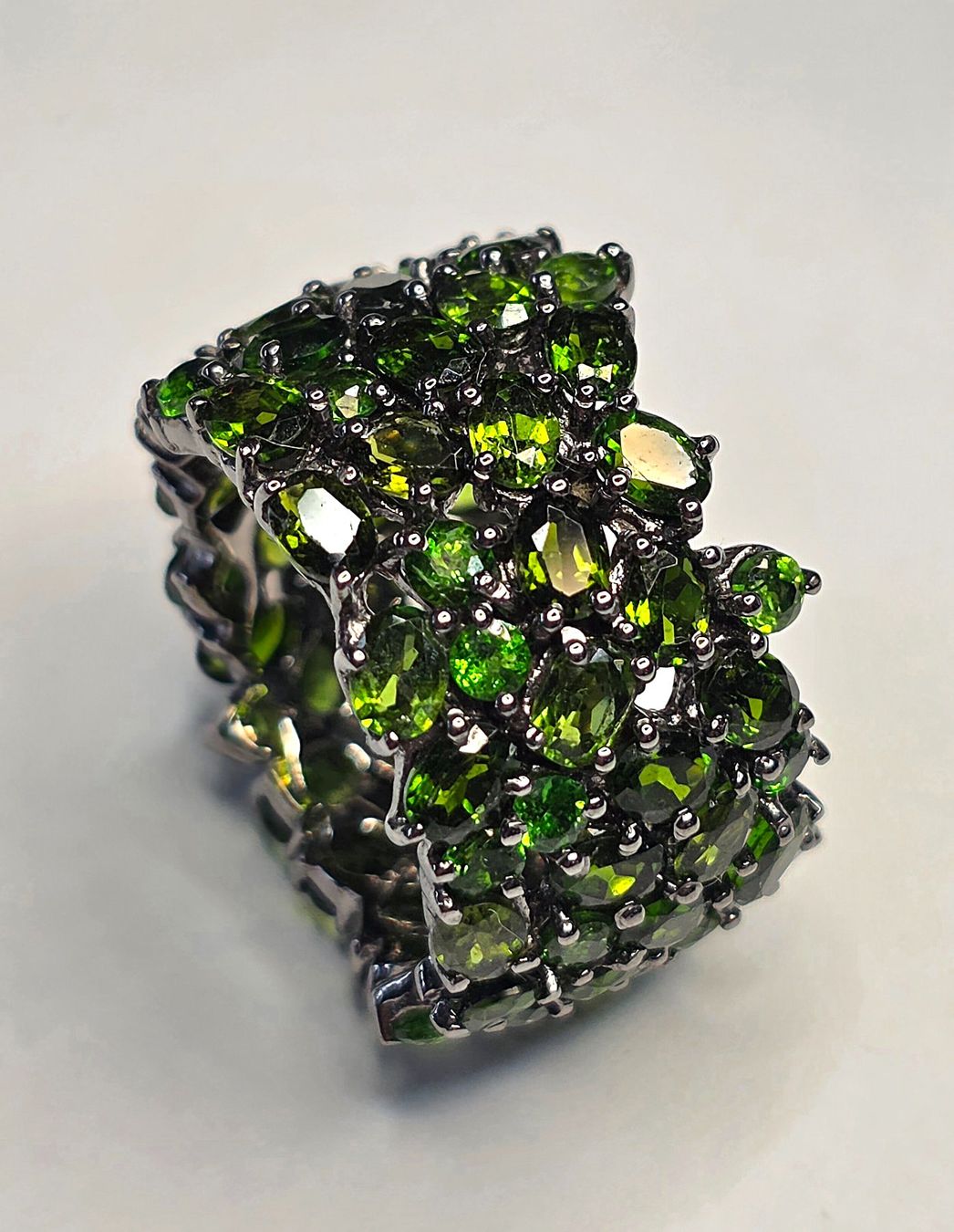 Bagues: Eternity Ring mit sattgrünen Edelsteinen – Neuf (Voir description) à Zürich par adriben 1