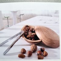 Stilvoller Nussknacker in zweiteiliger Holzschale