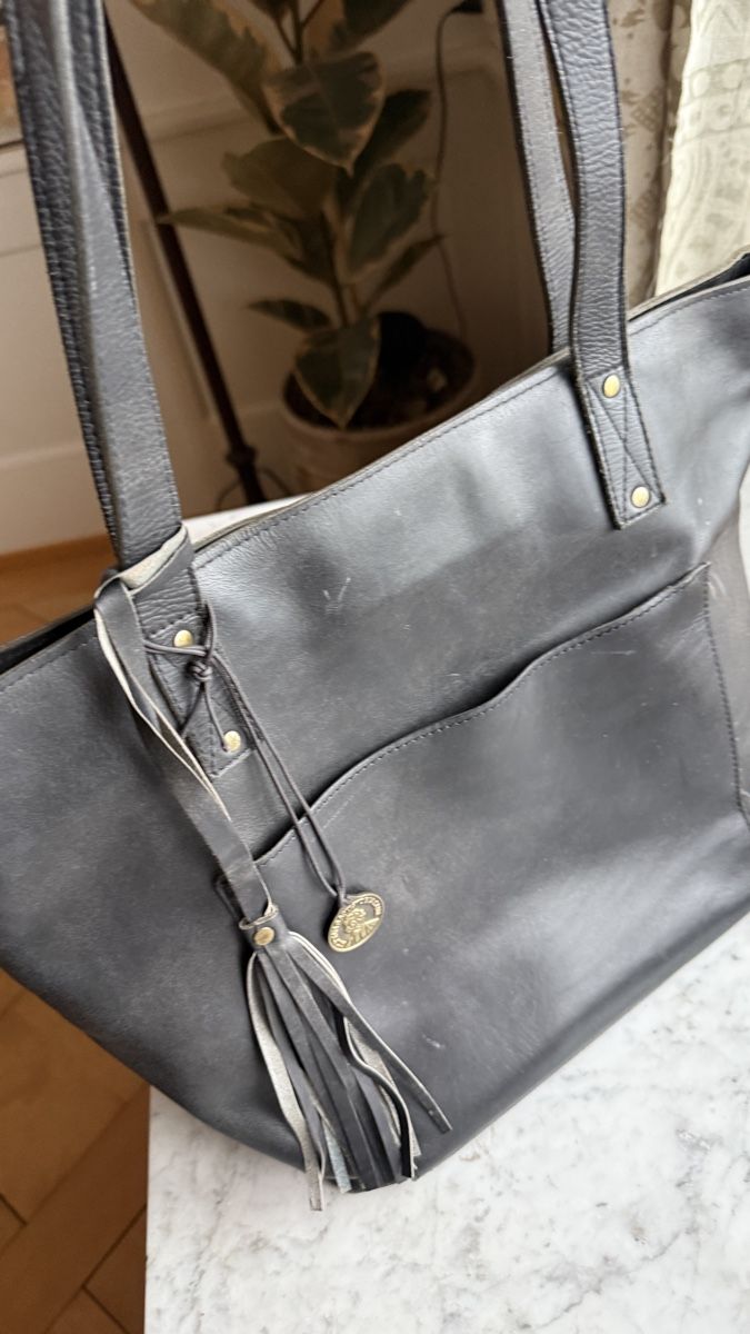 Taschen für Damen: Schwarze Ledertasche – Gebraucht aus Zürich von NorinaAurora
