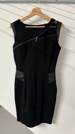 GUESS Elegantes schwarzes Kleid mit Zipper-Details Grösse M