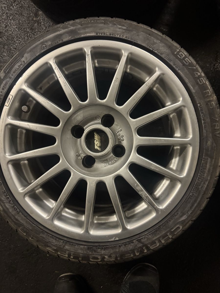 Pneus & Kompletträder: Roues voiture jantes – Defekt aus Vevey von Chupita-met 1