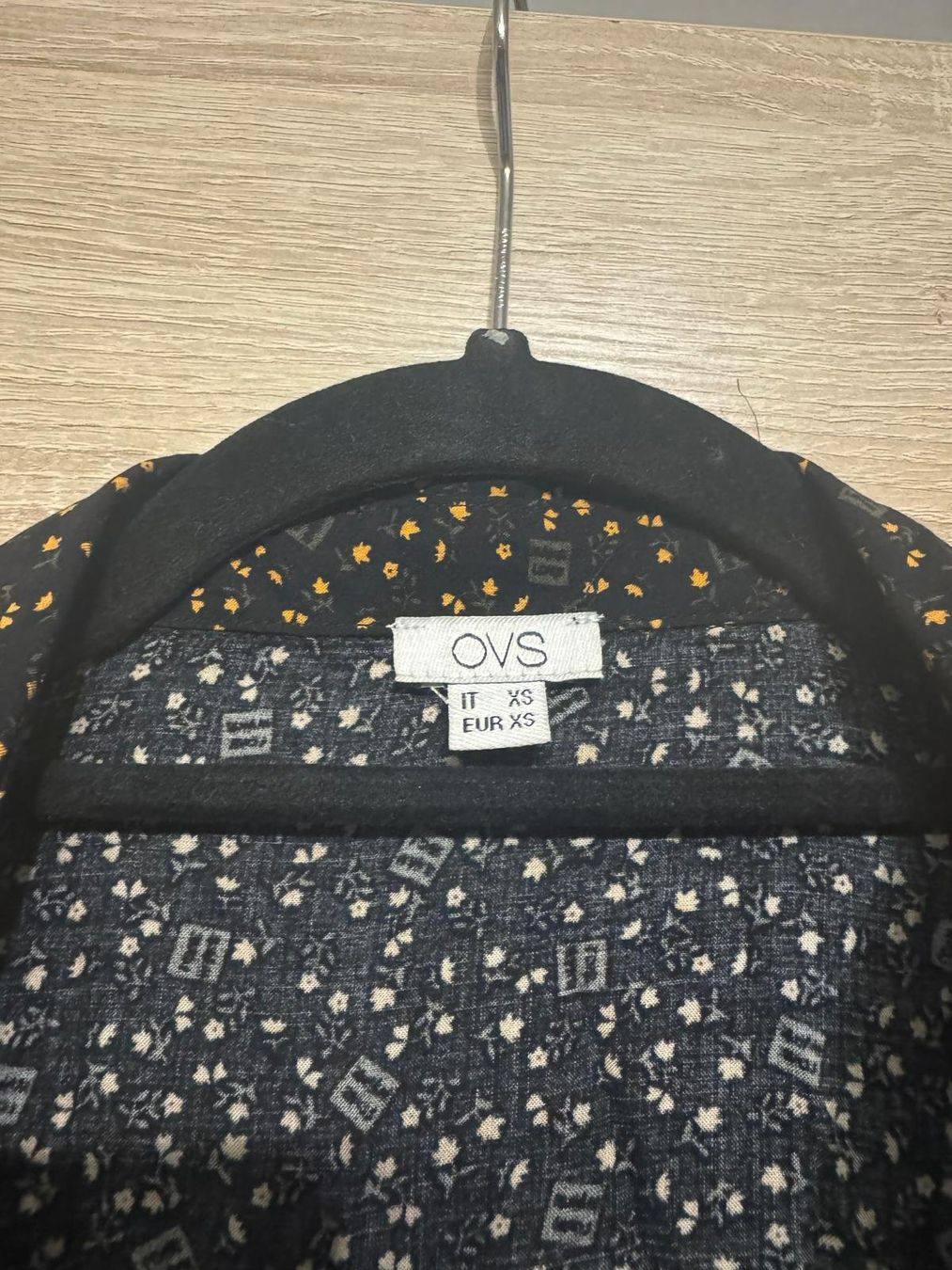 Camicette: Chemise noire à petites fleurs oranges – Usato da Montreux venduto da Iza_81199 5