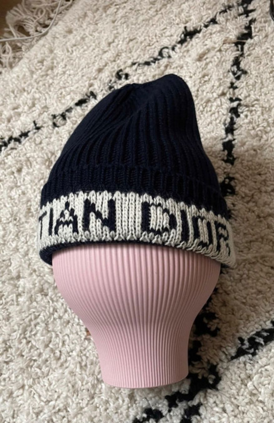 Dior Copricapi, berretti & cappellini: Authentique Bonnet DIOR Neuf D-white – Nuovo e nell'imballaggio originale da Carouge GE venduto da loveluxury 1