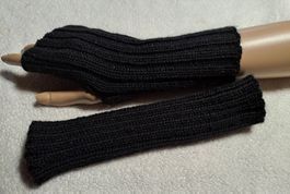 lange Pulswärmer mit Daumenloch in schwarz mit Glitzer