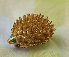 Kleine Goldige Igel Brosche mit grünen Augen 