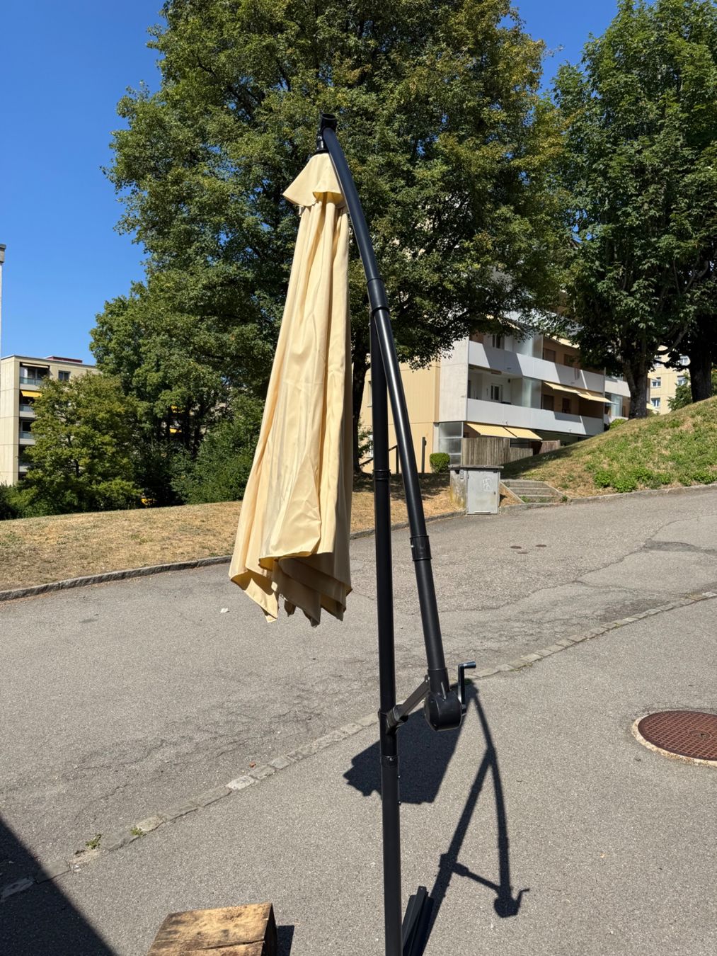 Ombrelloni: Ampelsonnenschirm mit LED Beleuchtung 320mm – Usato da Ostermundigen venduto da Gummibaerli63 4
