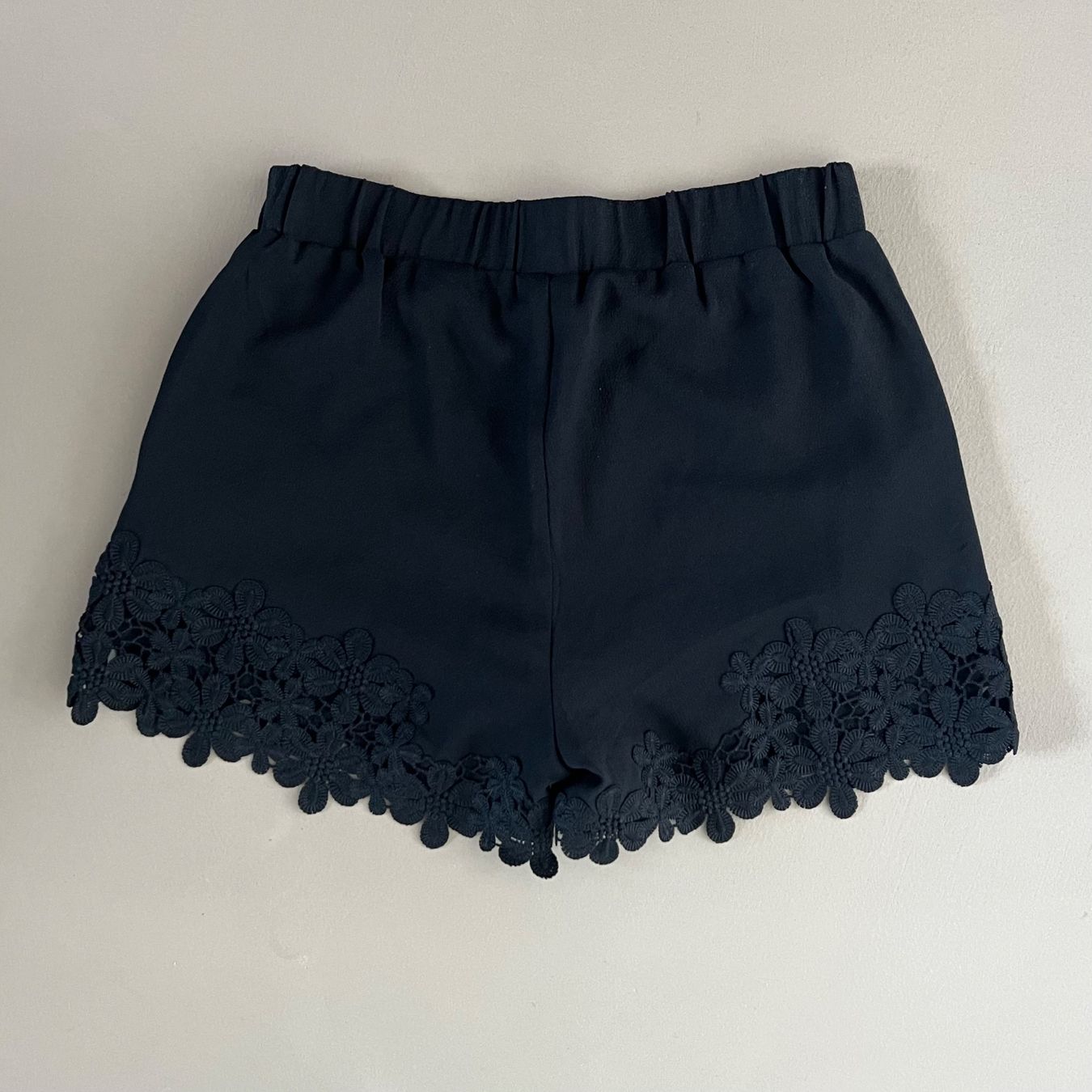 Vero Moda Pantaloni: VERO MODA  Shorts 🖤 – Usato da Zürich venduto da ClosetQueen 3