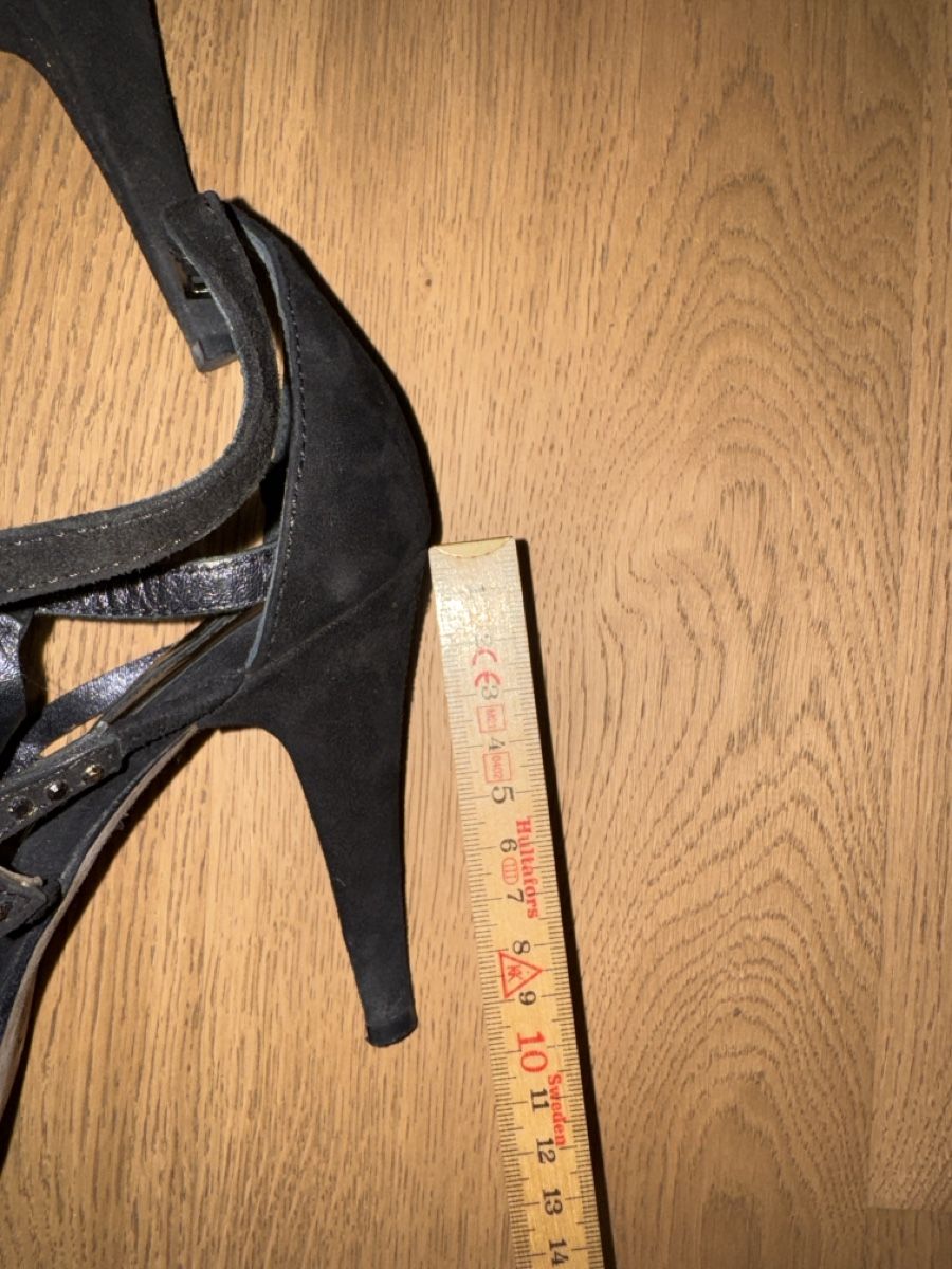 Scarpe da donna: Black Suede High Heel Sandals with Studs – Nuovo (secondo la descrizione) da Zürich venduto da VittoDS 4