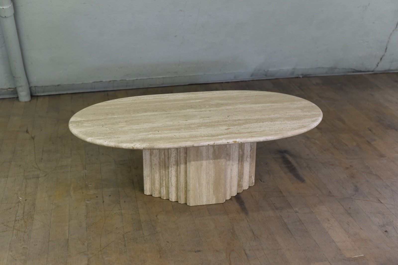 Tavoli: Designer ovaler Couchtisch aus Travertin – Usato da Lichtensteig venduto da UsedIN 1