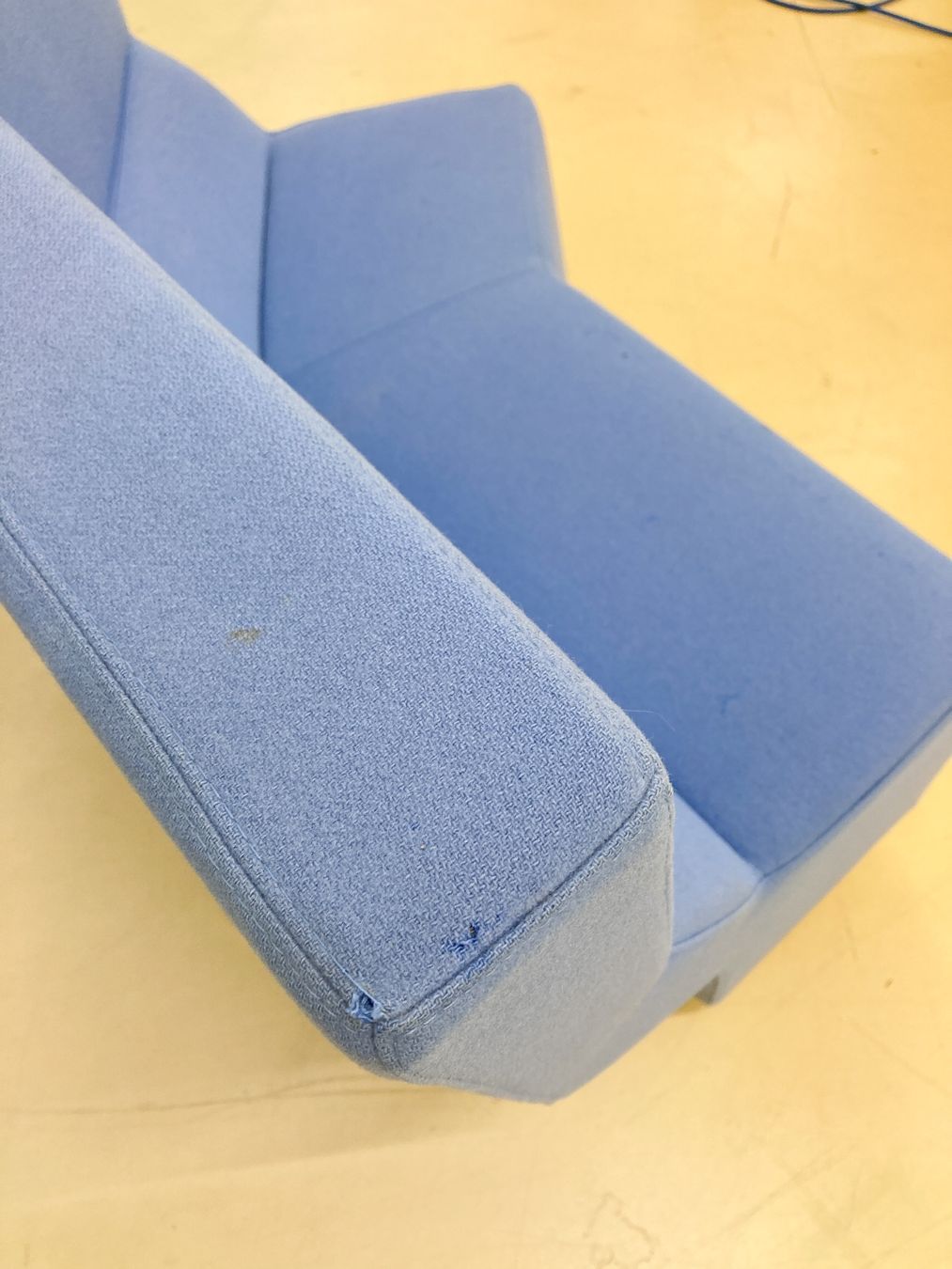 Classicon Poltrone: Classicon Chaos Chair, Konstantin Grcic, taubenblau – Usato da Basel venduto da Minim 6