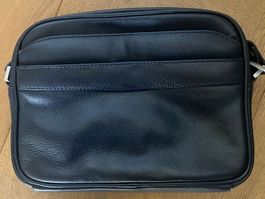Tasche, Clutch, Mappe mit vielen Fächern. Tiefes Dunkelblau