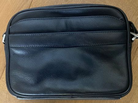 Tasche, Clutch, Mappe mit vielen Fächern. Tiefes Dunkelblau