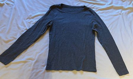 graues Langarmshirt 