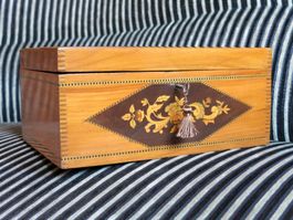 B0134 Antike Schatulle mit Blumen- und Fadenintarsien ~1880