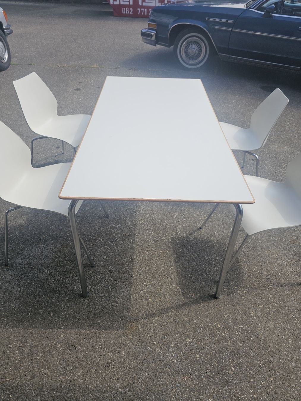 Tische: Tisch mit 4 Stühlen weiss Chromgestell ab Platz – Gebraucht aus Meisterschwanden von Luluku 1