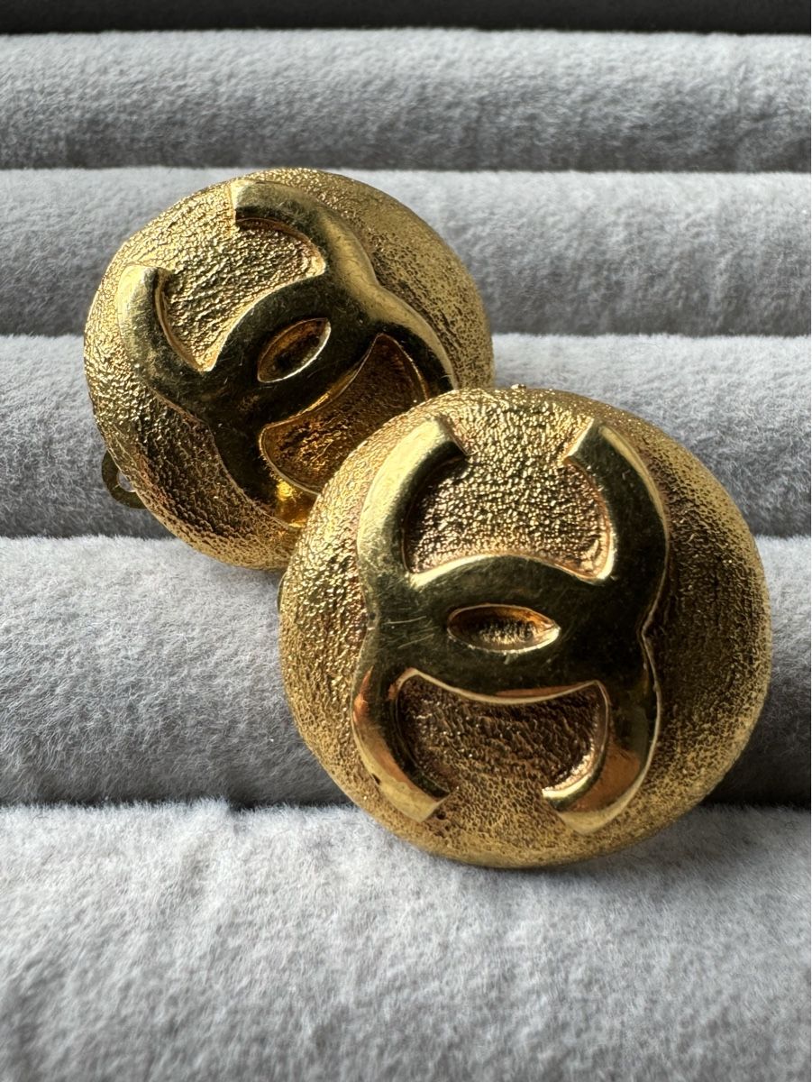 Chanel Ohrringe & -stecker: Chanel Gold CC Ohrclips Vintage – Gebraucht aus Kriens von hannaandkiko 3