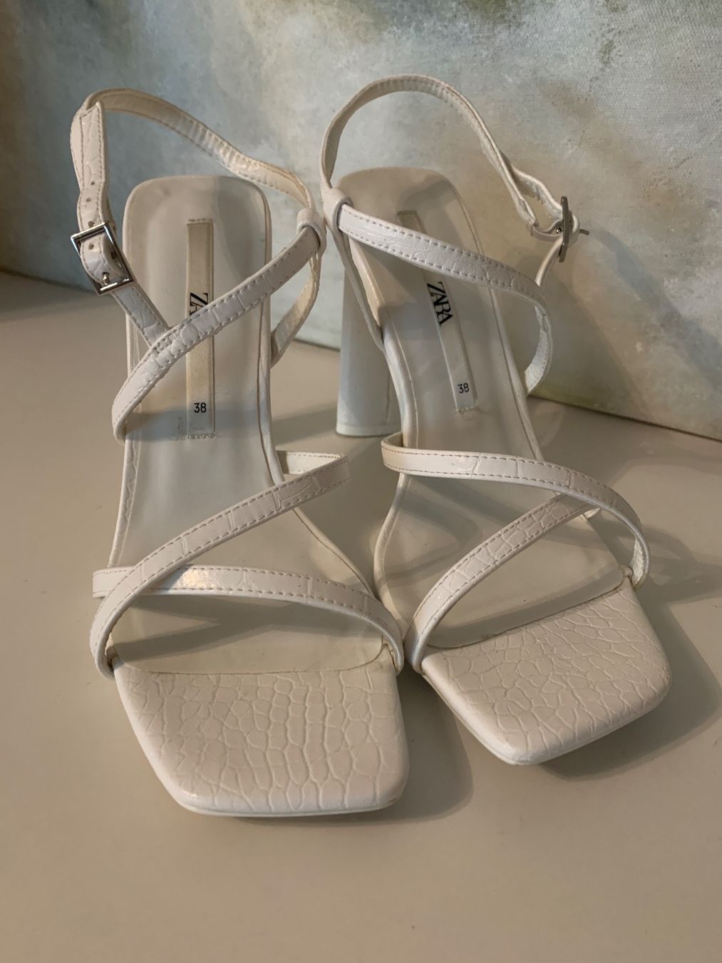 Zara Scarpe da donna: Weisse Sandalen mit breitem Absatz – Usato da Wallisellen venduto da preloved.fastfashion 2