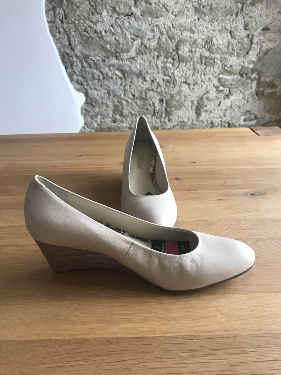 Bugatti Scarpe da donna: Bugatti Damen Keilpumps, Gr. 41, Beige, neu – Nuovo (secondo la descrizione) da Frauenfeld venduto da Wiibli_18 1