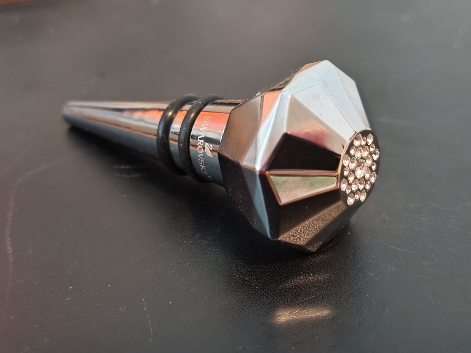 Swarovski Apribottiglie & Tappi per chiusura: Swarovski Kristall Flaschenverschluss, neu – Nuovo e nell'imballaggio originale da Stäfa venduto da bluumartini