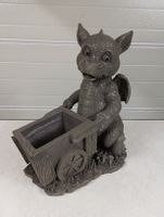 Süsser Drache mit Schubkarre Gartendeko Figur