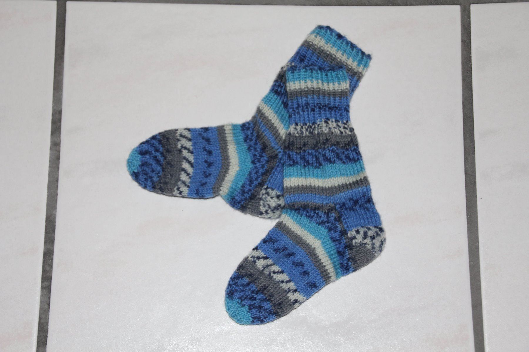 Calze per bambini: Handgestrickte Kindersocken Grösse 24 – Nuovo e nell'imballaggio originale da Wallenwil venduto da Sahron 1