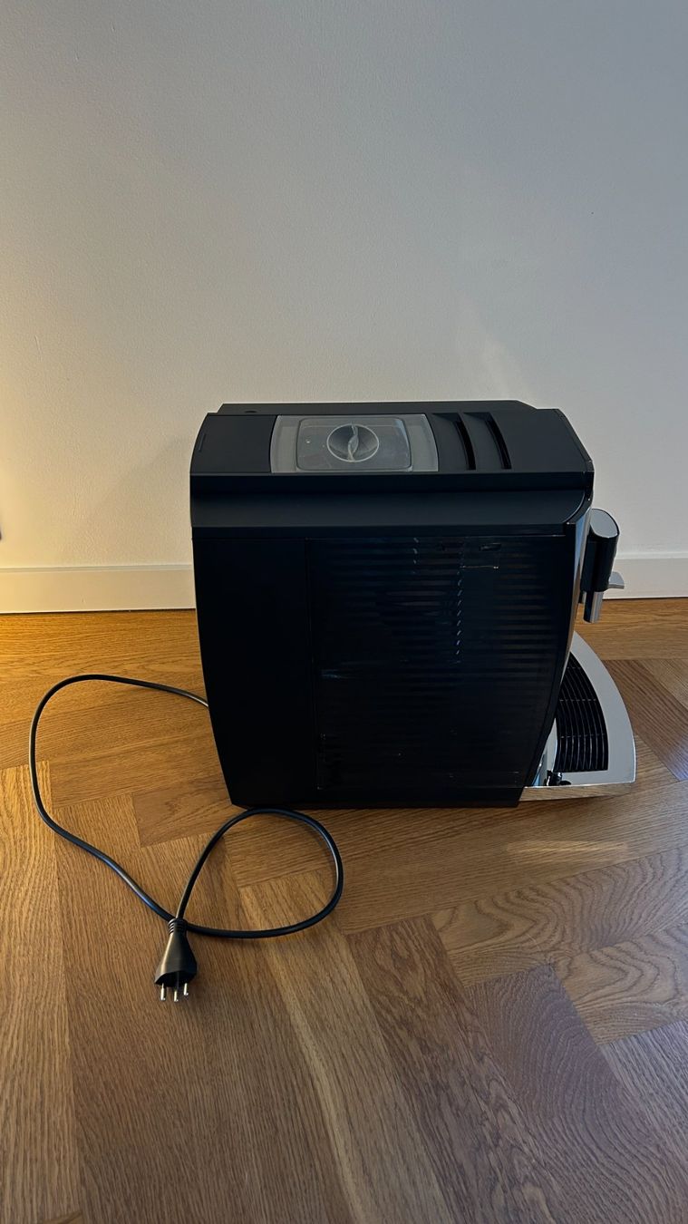Jura Machines à café & Machines à expresso: Jura E4 Kaffee-Vollautomat – D'occasion à Zürich par vivamatu 1